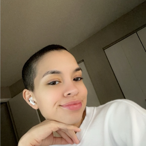 Meet your Posher, Gabriella ☺️ - Picture 3 of 3